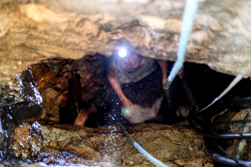 全球范围内，多达2000万矿工从事手工和小规模金矿开采作业，专家指出这类作业往往缺乏监管且存在安全隐患。